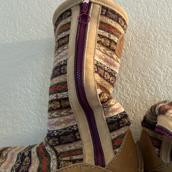 SOREL boots, warm lining reenforced heel, zip up side. Sz 7 - Picture 3 of 8